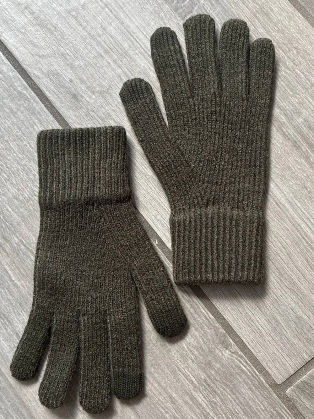 Uniqlo Olive Knit Gloves